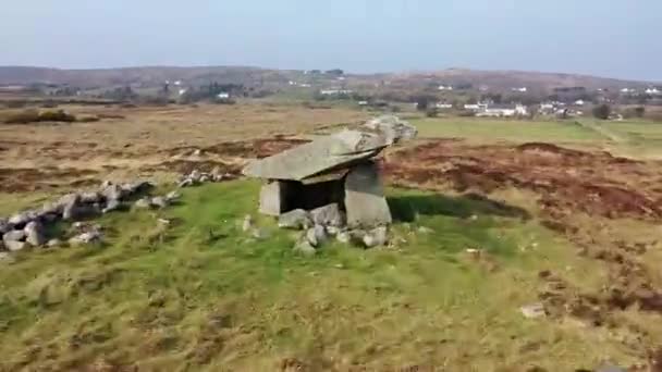 Килклуни-Дольмен - неолитический памятник, датируемый 4000-3000 годами до н.э. между Ардарой и Портну в графстве Донегал, Ирландия - Воздушный хронограф — стоковое видео