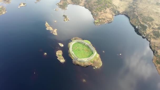 Вид с воздуха на Doon Fort by Portnoo - County Donegal - Ireland — стоковое видео