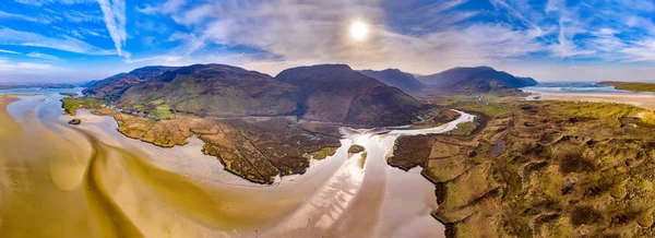 Luchtfoto van Assaranca waterval en strand door Ardara in County Donegal-Ierland — Stockfoto