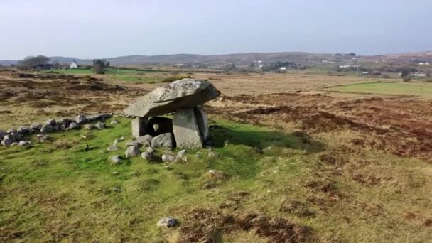 Пам'ятник Долклуні Dolmen є пам'ятником неоліту, починаючи з 4000 до 3000 до н. е. між Ардара і Портноо в графстві Донегол, Ірландія-повітряні Timelapse — стокове відео