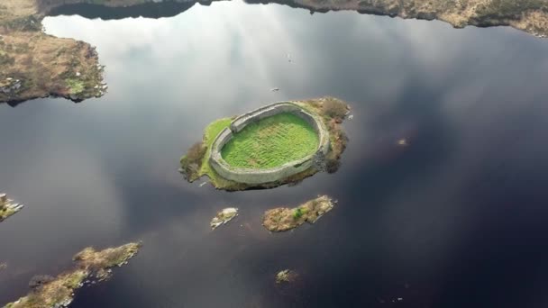 Vista aérea de Doon Fort por Portnoo - Condado de Donegal - Irlanda — Vídeo de stock