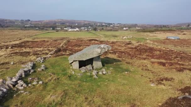 Der kilclooney dolmen ist ein neolithisches denkmal aus der zeit von 4000 bis 3000 v.Chr. zwischen ardara und portnoo im county donegal, irland - zeitraffer aus der luft — Stockvideo