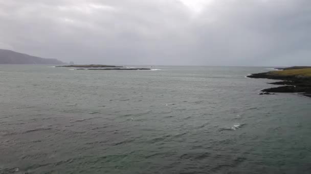 Sorvolando la bellissima costa irlandese di Rossbeg, Ardara - Contea di Donegal, Irlanda — Video Stock