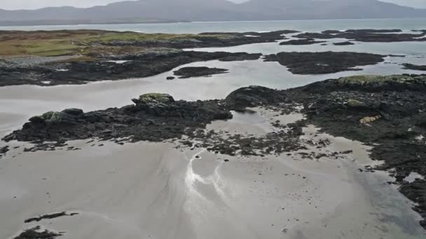 Volando sobre la hermosa costa irlandesa por Rossbeg, Ardara - Condado de Donegal, Irlanda — Vídeo de stock