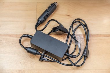 Elektronik cihazlar ve piller için araç güç adaptörü