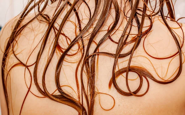 Primer plano de las niñas pelo mojado en el tubo de baño —  Fotos de Stock