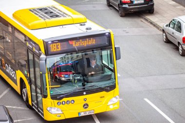 Essen , Almanya - 29 Nisan 2019 : Alman otobüsü Hallo Caddesi'nde itfaiyeden geçen, hava