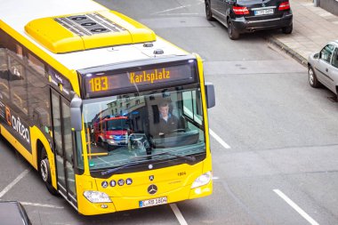 Essen , Almanya - 29 Nisan 2019 : Alman otobüsü Hallo Caddesi'nde itfaiyeden geçen, hava