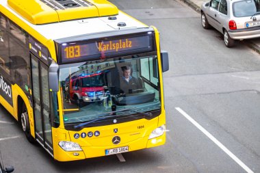 Essen , Almanya - 29 Nisan 2019 : Alman otobüsü Hallo Caddesi'nde itfaiyeden geçen, hava