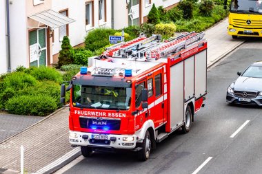 Essen , Almanya - 29 Nisan 2019 : Yanan dairenin söndürülmeye yardımcı olduğu itfaiye ekipleri