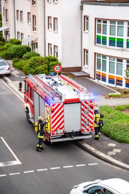 Essen , Almanya - 29 Nisan 2019 : Yanan dairenin söndürülmeye yardımcı olduğu itfaiye ekipleri