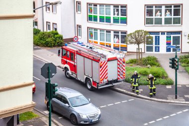 Essen , Almanya - 29 Nisan 2019 : Yanan dairenin söndürülmeye yardımcı olduğu itfaiye ekipleri