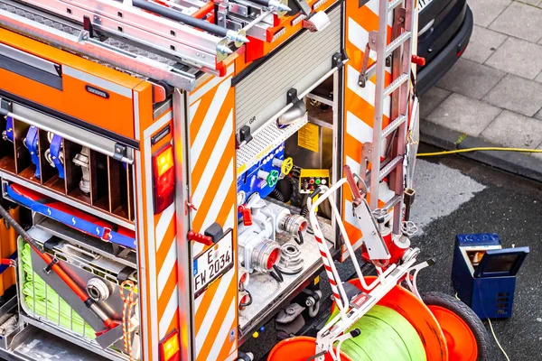 Essen, Tyskland-april 29 2019: brandmän hjälper till att släcka brinnande Lägenhet — Stockfoto