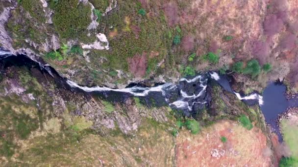 Antenne van de Assaranca-waterval in County Donegal-Ierland — Stockvideo