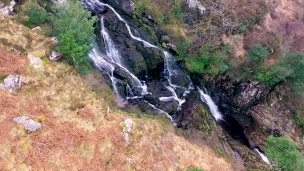 Aérea de Assaranca Waterfall en el Condado de Donegal - Irlanda — Vídeos de Stock