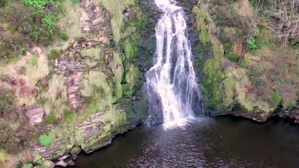 Aérea de Assaranca Waterfall en el Condado de Donegal - Irlanda — Vídeos de Stock