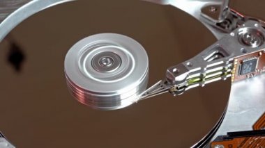 Çalışan bir bilgisayarın harddisk okuma ve yazma verilerinin yakın çekim