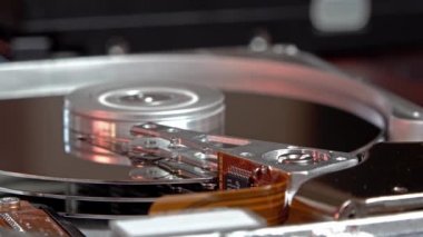 Çalışan bir bilgisayarın harddisk okuma ve yazma verilerinin yakın çekim