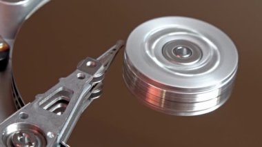 Çalışan bir bilgisayarın harddisk okuma ve yazma verilerinin yakın çekim