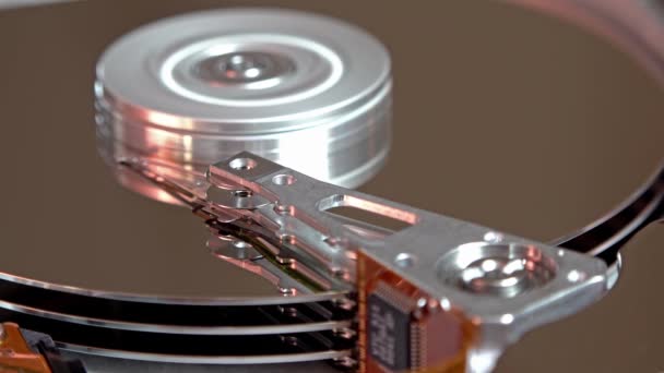 Primer plano de los datos de lectura y escritura del disco duro de un ordenador operativo — Vídeos de Stock