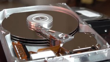Çalışan bir bilgisayarın harddisk okuma ve yazma verilerinin yakın çekim