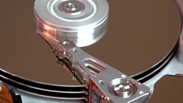 Close-up van een besturings computer hard disk lezen en schrijven van gegevens — Stockvideo