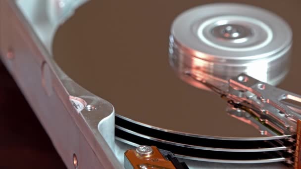 Close-up van een besturings computer hard disk lezen en schrijven van gegevens — Stockvideo