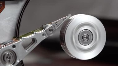 Çalışan bir bilgisayarın harddisk okuma ve yazma verilerinin yakın çekim