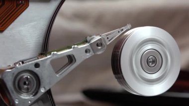 Çalışan bir bilgisayarın harddisk okuma ve yazma verilerinin yakın çekim