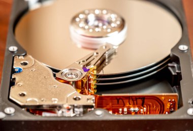 Çalışan bir bilgisayarın harddisk okuma ve yazma verilerinin yakın çekim