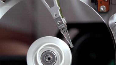 Çalışan bir bilgisayarın harddisk okuma ve yazma verilerinin yakın çekim
