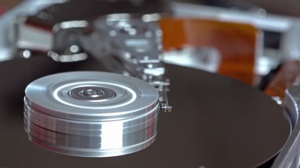Close-up van een besturings computer hard disk lezen en schrijven van gegevens — Stockvideo