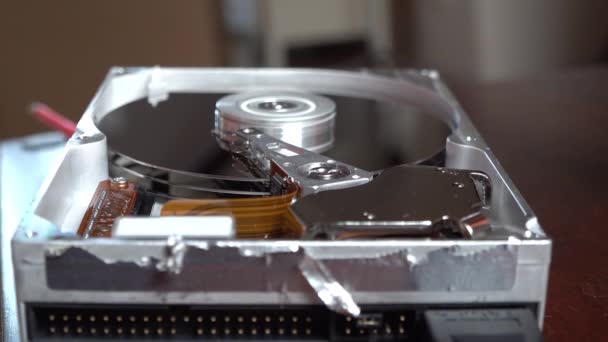 Close-up van een besturings computer hard disk lezen en schrijven van gegevens — Stockvideo