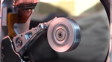 Çalışan bir bilgisayarın harddisk okuma ve yazma verilerinin yakın çekim