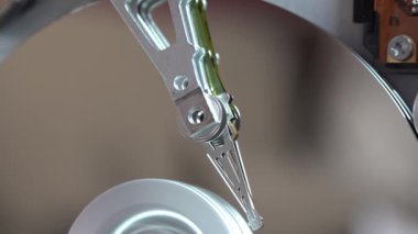Çalışan bir bilgisayarın harddisk okuma ve yazma verilerinin yakın çekim