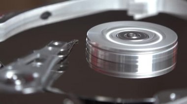 Çalışan bir bilgisayarın harddisk okuma ve yazma verilerinin yakın çekim