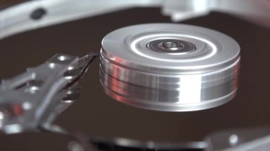 Çalışan bir bilgisayarın harddisk okuma ve yazma verilerinin yakın çekim