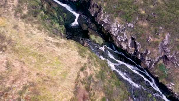 Antenne van de Assaranca-waterval in County Donegal-Ierland — Stockvideo