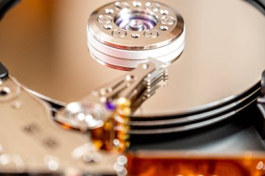 Çalışan bir bilgisayarın harddisk okuma ve yazma verilerinin yakın çekim