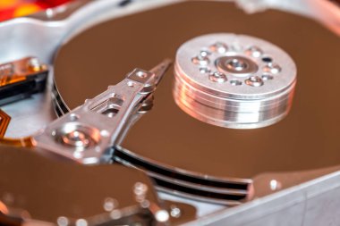 Çalışan bir bilgisayarın harddisk okuma ve yazma verilerinin yakın çekim