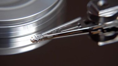 Çalışan bir bilgisayarın harddisk okuma ve yazma verilerinin yakın çekim