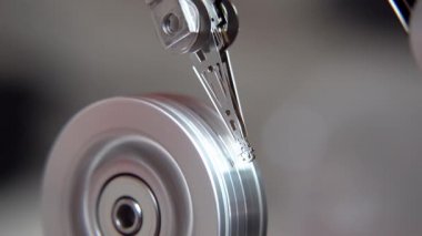 Çalışan bir bilgisayarın harddisk okuma ve yazma verilerinin yakın çekim