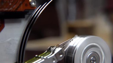 Çalışan bir bilgisayarın harddisk okuma ve yazma verilerinin yakın çekim