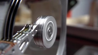 Çalışan bir bilgisayarın harddisk okuma ve yazma verilerinin yakın çekim