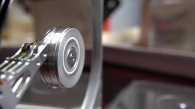 Çalışan bir bilgisayarın harddisk okuma ve yazma verilerinin yakın çekim