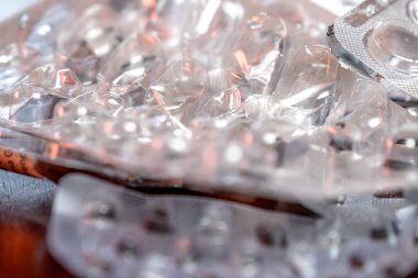 Ahşap masa üzerinde ilaç hapları boş blister ambalaj