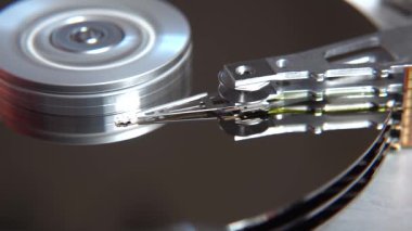 Çalışan bir bilgisayarın harddisk okuma ve yazma verilerinin yakın çekim