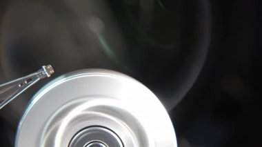 Çalışan bir bilgisayarın harddisk okuma ve yazma verilerinin yakın çekim