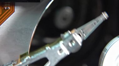 Çalışan bir bilgisayarın harddisk okuma ve yazma verilerinin yakın çekim