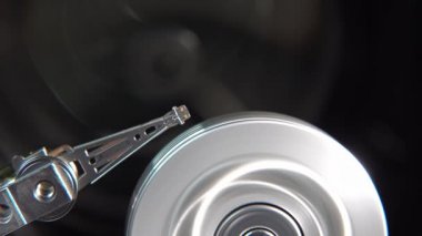 Çalışan bir bilgisayarın harddisk okuma ve yazma verilerinin yakın çekim